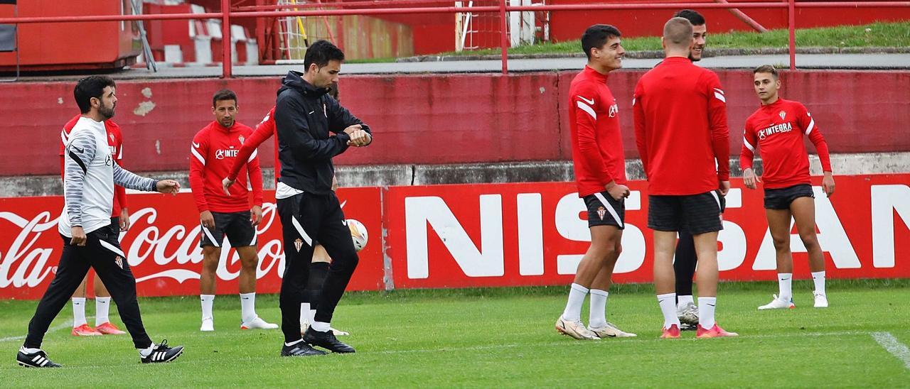 Por la izquierda, el entrenador, David Gallego, accediendo ayer al campo número 2 de Mareo, durante el entrenamiento del Sporting, ante Aitor García, Toni Clavero, Enol Coto, César, Joel Jiménez y Fran Villalba. | Ángel González