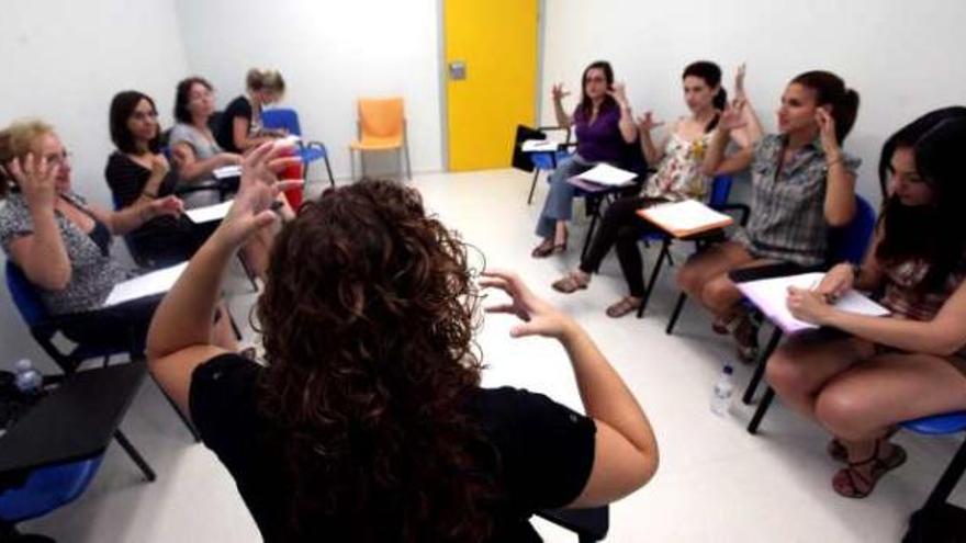 Las alumnas, en otra imagen de su clase práctica.