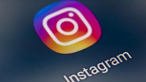 Archivo - FILED - 21 January 2022, Berlin: The icon of the app Instagram is seen on the screen of a smartphone. Photo: Fabian Sommer/dpa