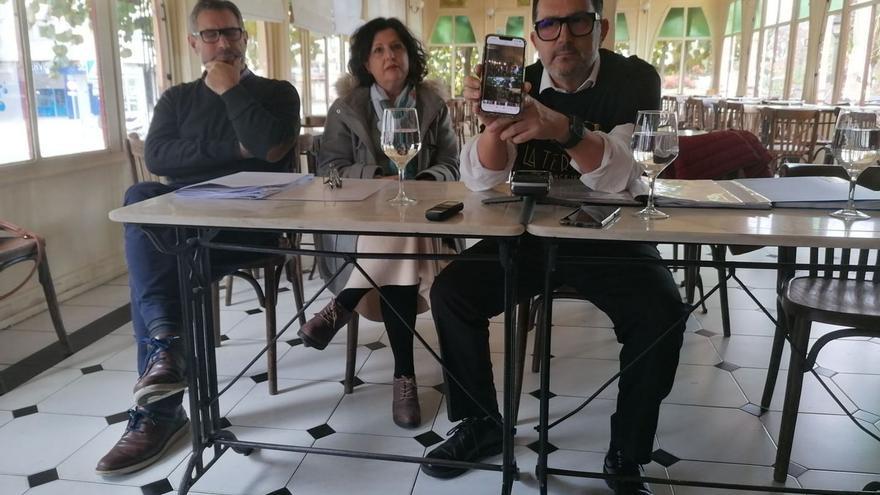 Antonio Fariña, a la derecha, junto a dos representantes de Amisada durante su comparecencia.   | // L.O.