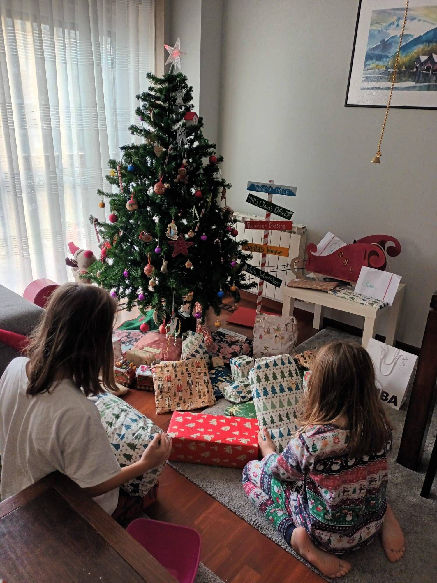 Clara y Marta, de 12 y 8 años respectivamente, abriendo sus regalos de Reyes Magos
