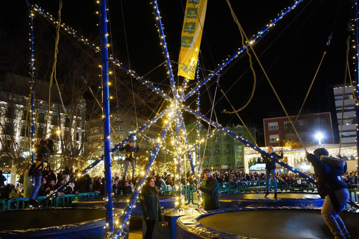 Jumpy, cama elástica con tiradores, instalada en La Marina, rebautizada como plaza de los Sueños de Caja Rural.