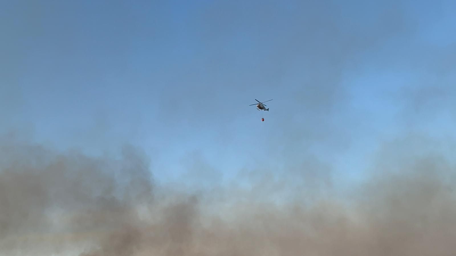 Fotogalería | Cortan la A-5 y desalojan a 18 personas de una gasolinera y tres fincas por el incendio de Trujillo.
