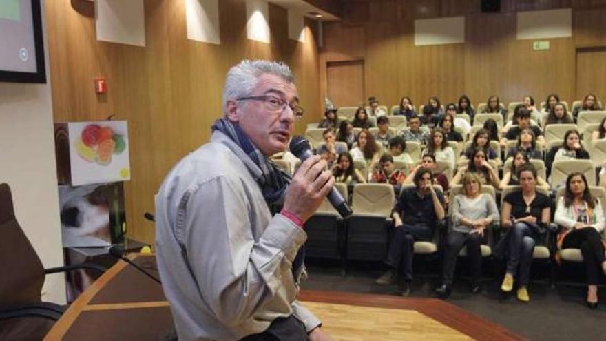 Ricardo Capilla explica los entresijos del plan, ayer, en la Tecnópole.  // Iñaki  Osorio