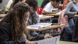 Estudiantes de cuarto de ESO del instituto La Llauna de Badalona a punto de comenzar la prueba de Lengua Castellana, en una imagen del 2018.