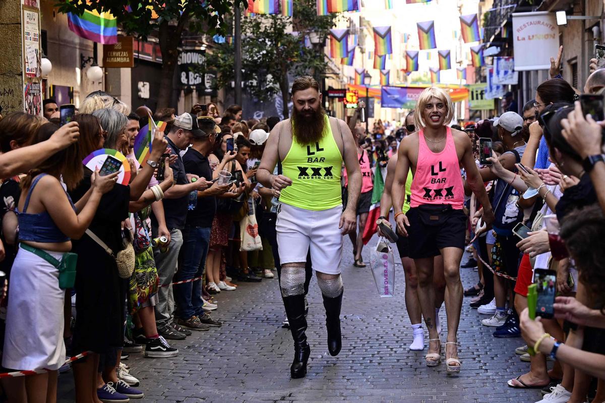 Carrera de tacones en las fiestas del Orgullo en Madrid