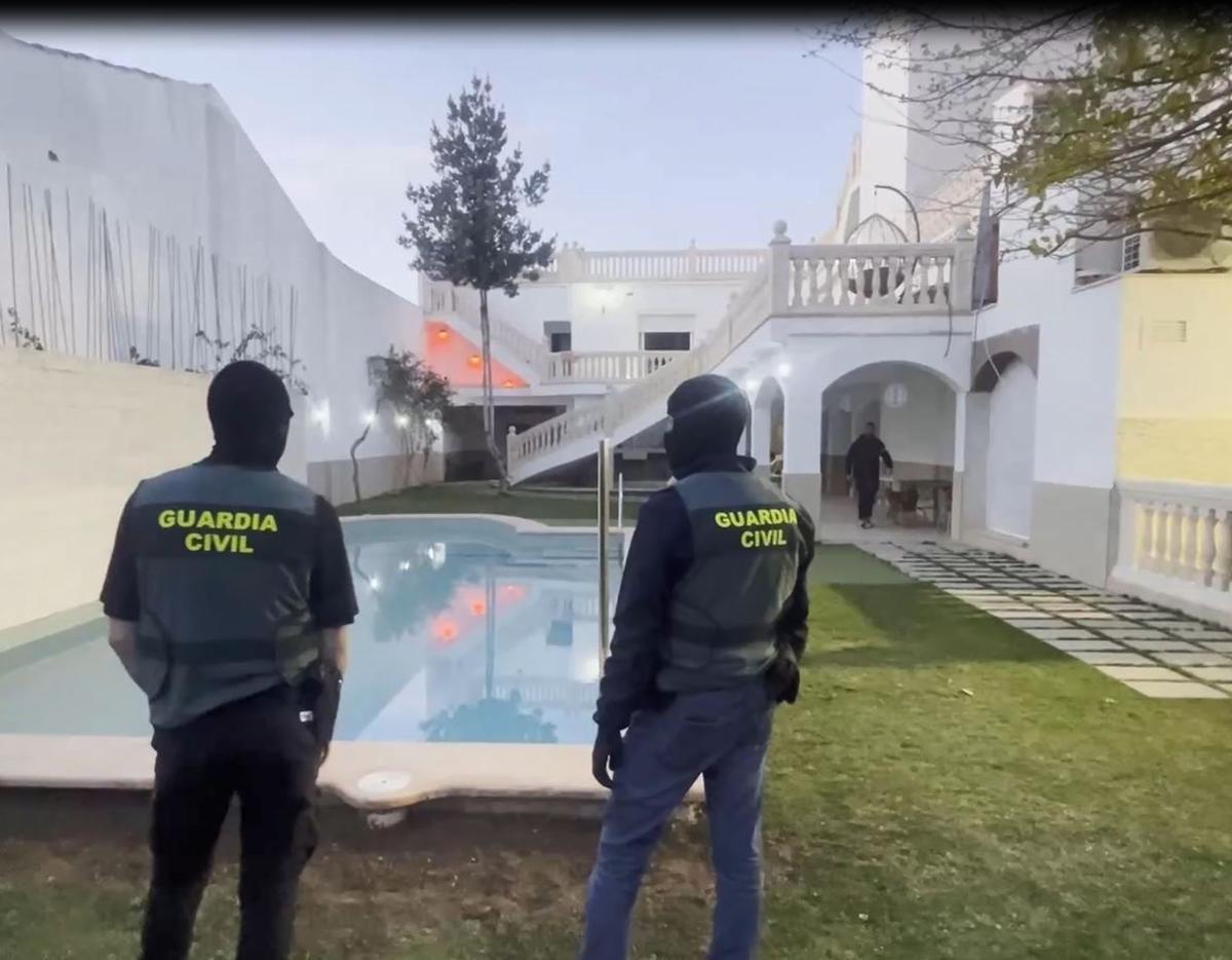 Agentes de la Guardia Civil junto a la piscina de la casa del Pablo.