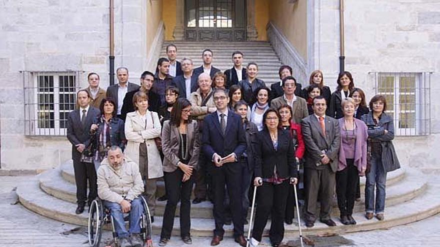 Representants de la Generalitat i les empreses socials, ahir, al pati de les Magnòlies de la nova seu del Govern.