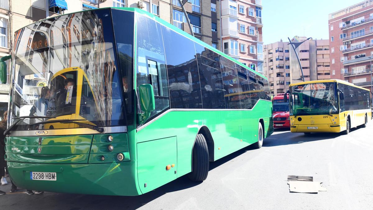 Transporte | Monbús arrebata a Latbús la gestión de los autobuses urbanos