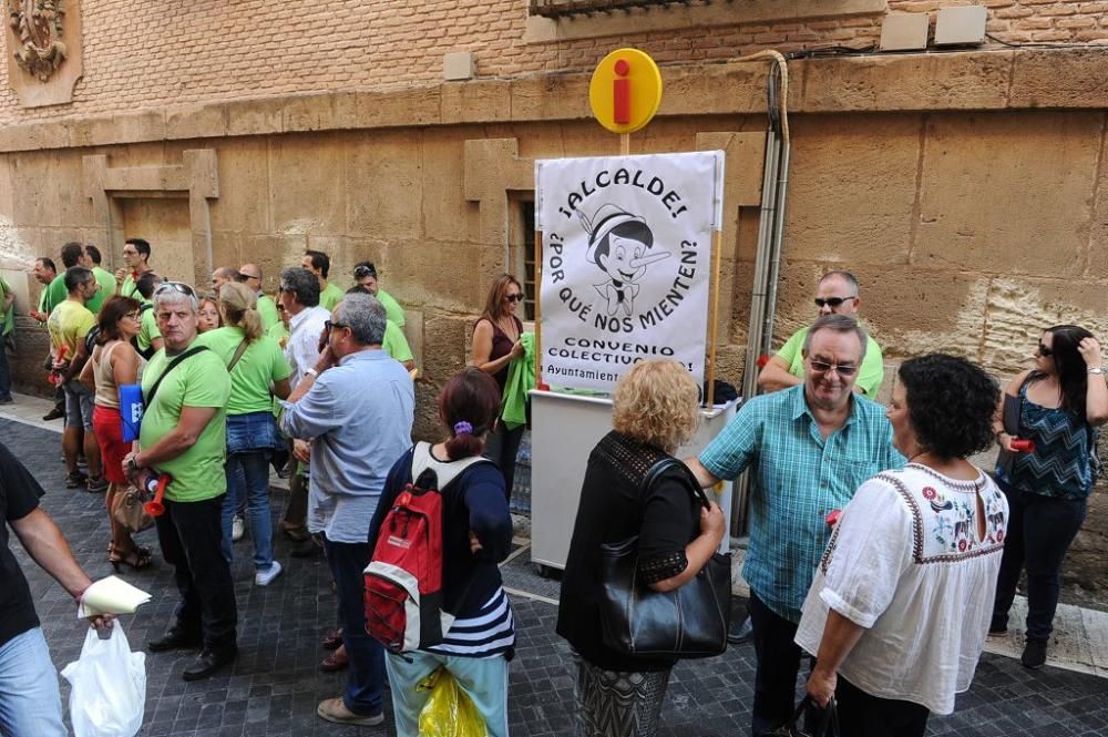 Pleno municipal con protesta