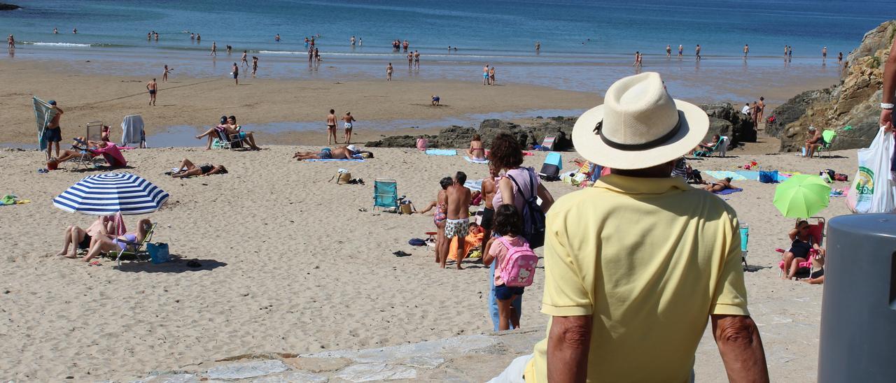 Bañistas, este domingo, en la playa del Murallón, de Tapia.