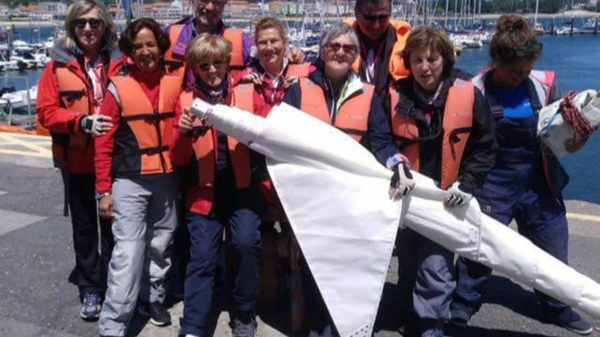 Las septuagenarias Carmen Freire (primera por la izquierda)  y Marisa Naveiro (tercera por la derecha), con sus compañeros; abajo, en un barco escuela. |  // L. O.