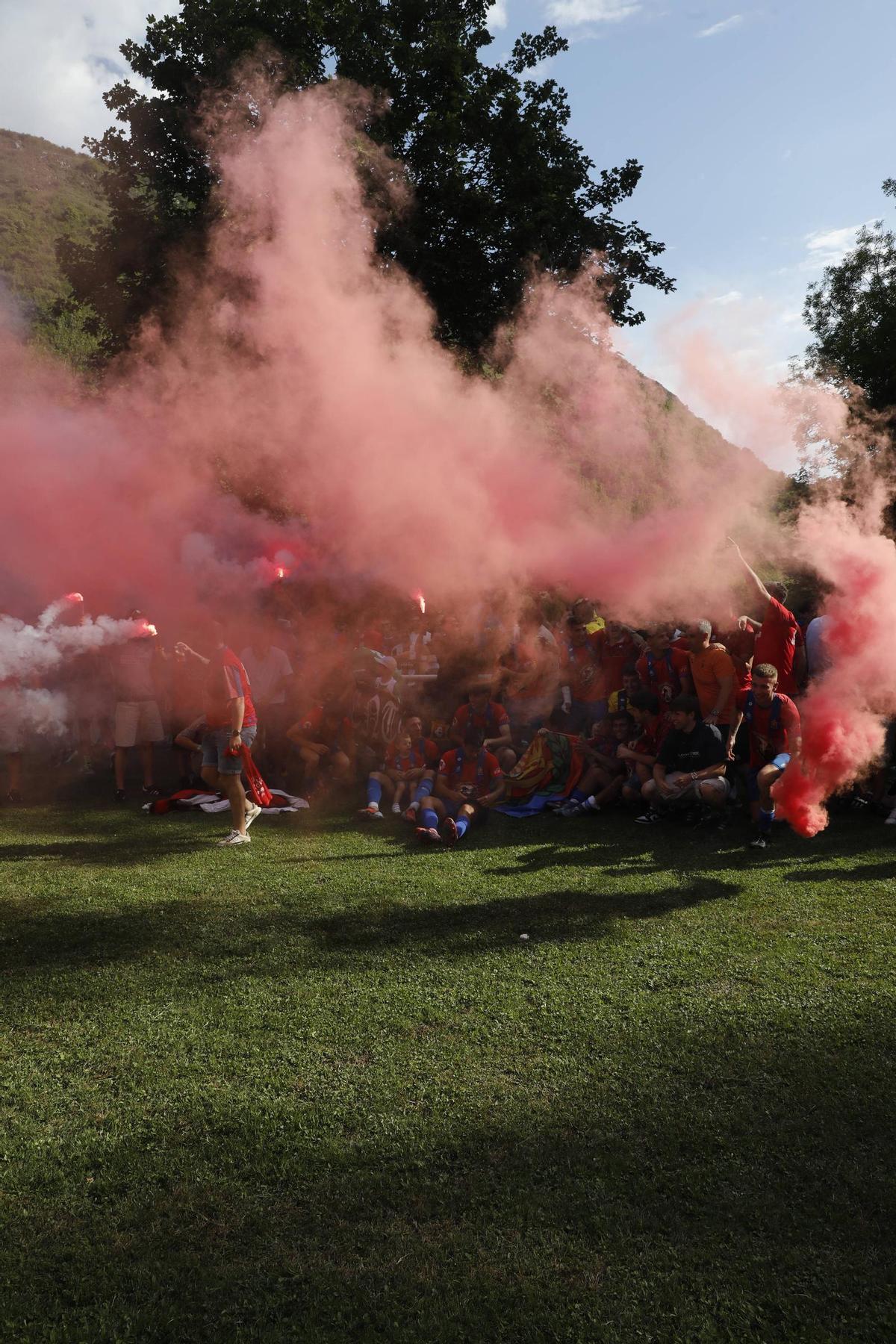 EN IMÁGENES: Así han celebrado Condal, Astur y Andés el ascenso a la Tercera Federación de Asturias
