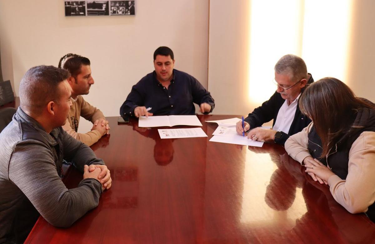 En el acto de la firma del convenio han estado presentes el alcalde de Nules, David García; el presidente de la FBCV, Salvador Fabregat; el concejal de Deportes, Gabriel Torres; el delegado de la Federación en Castellón, Raúl Blanco; la vicepresidenta del Club Taronja Bàsquet Nules, Patricia Sorribes; y el también directivo de la entidad Agustín Marmaneu.