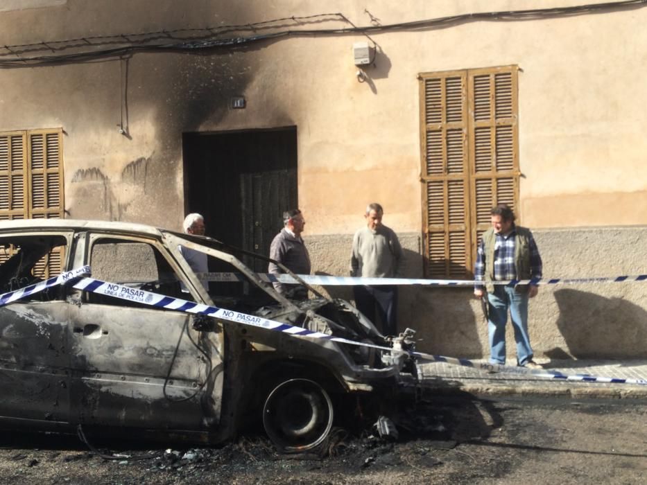 Cinco vehículos, dos motos y una vivenda afectadas por un incendio en Manacor