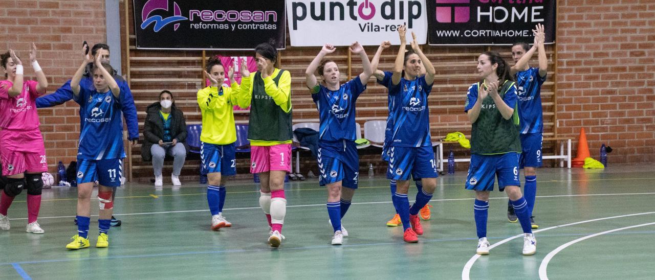 Las jugadoras del Bisontes celebran una de sus victorias de esta temporada en el pabellón del Chencho.