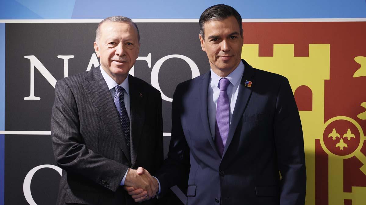 -FOTODELDÍA- MADRID, 30/06/2022.- El presidente del Gobierno, Pedro Sánchez (d) saluda al presidente turco Recep Tayyip Erdogan (i) antes de un encuentro bilateral con motivo de la segunda jornada de la cumbre de la OTAN que se celebra este jueves en el recinto de Ifema, en Madrid. EFE/Lavandeira jr