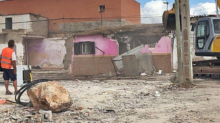 La pala de la excavadora derribó toda esta casa y parte de otras, tejados de uralita incluidos, el pasado miércoles.