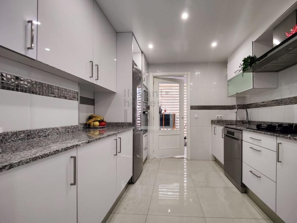 Cocina equipada y con coladuría en el piso en venta en Son Servera