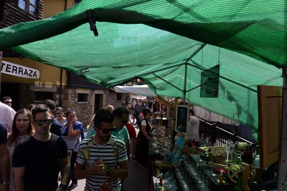 Asistentes al Mercáu Astur de Cenera.