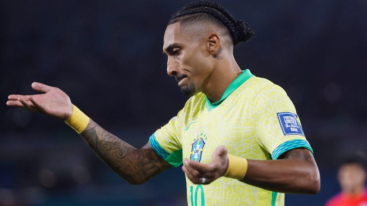 Raphinha jugó contra Chile con la mítica camiseta 10 de Brasil