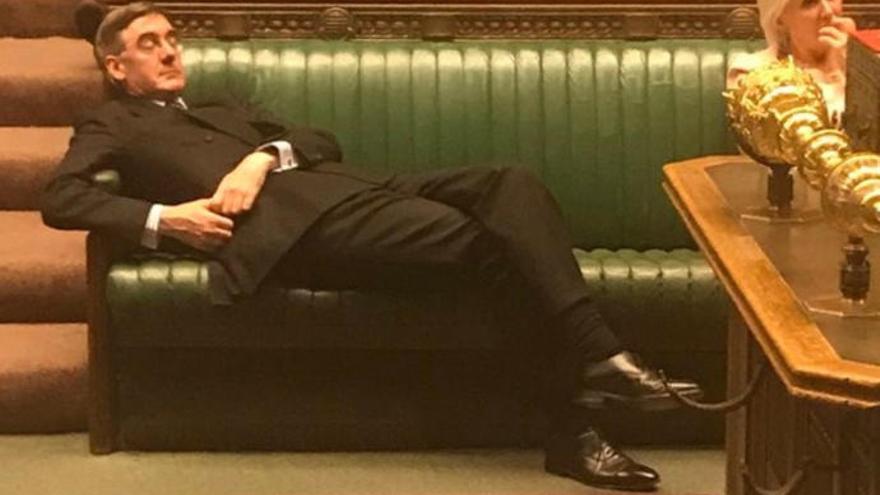 El diputado conservador Jacob Rees-Mogg repantingado durante el debate del &#039;brexit&#039;