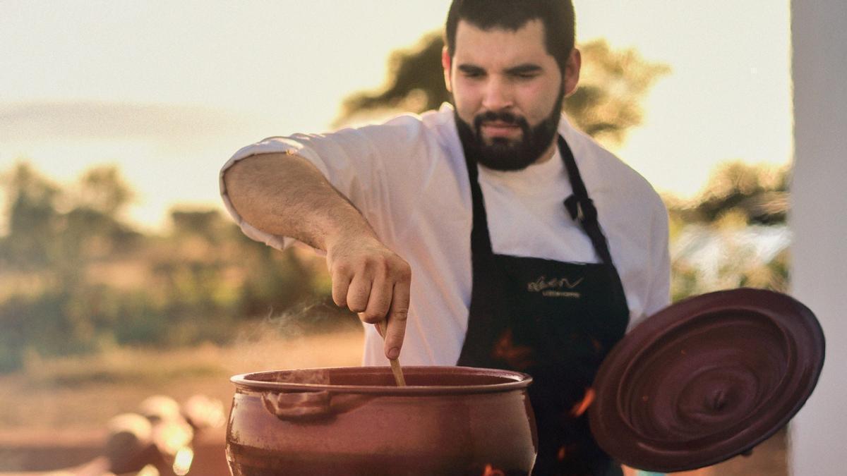 El chef Rodrigo Madeira prepara un plato típico portugués.