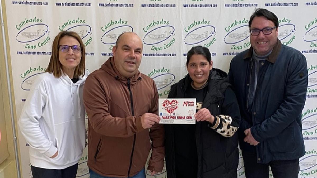 Los ganadores de Cambados Zona Centro con una directiva y el concejal de Comercio
