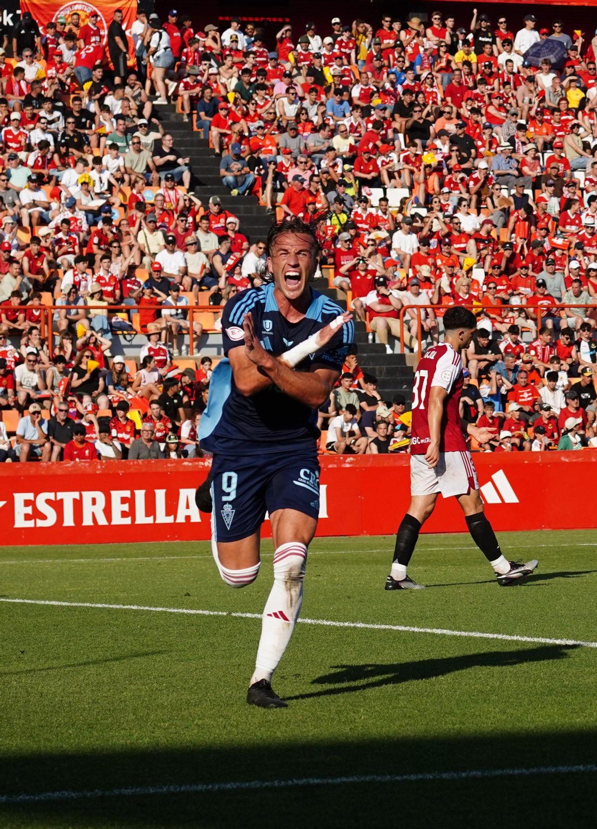 Pedro Benito celebra el gol que adelantaba al Real Murcia en el marcador