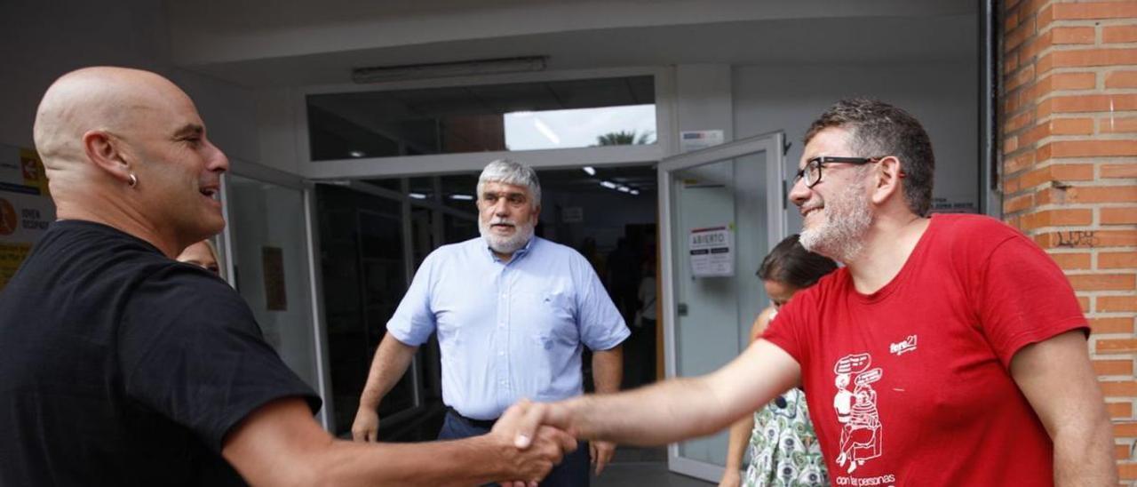 Monchu García, a la izquierda, ayer por la mañana, a las puertas de la Fundación Mar de Niebla saludando a su director, Héctor Colunga. | Ángel González