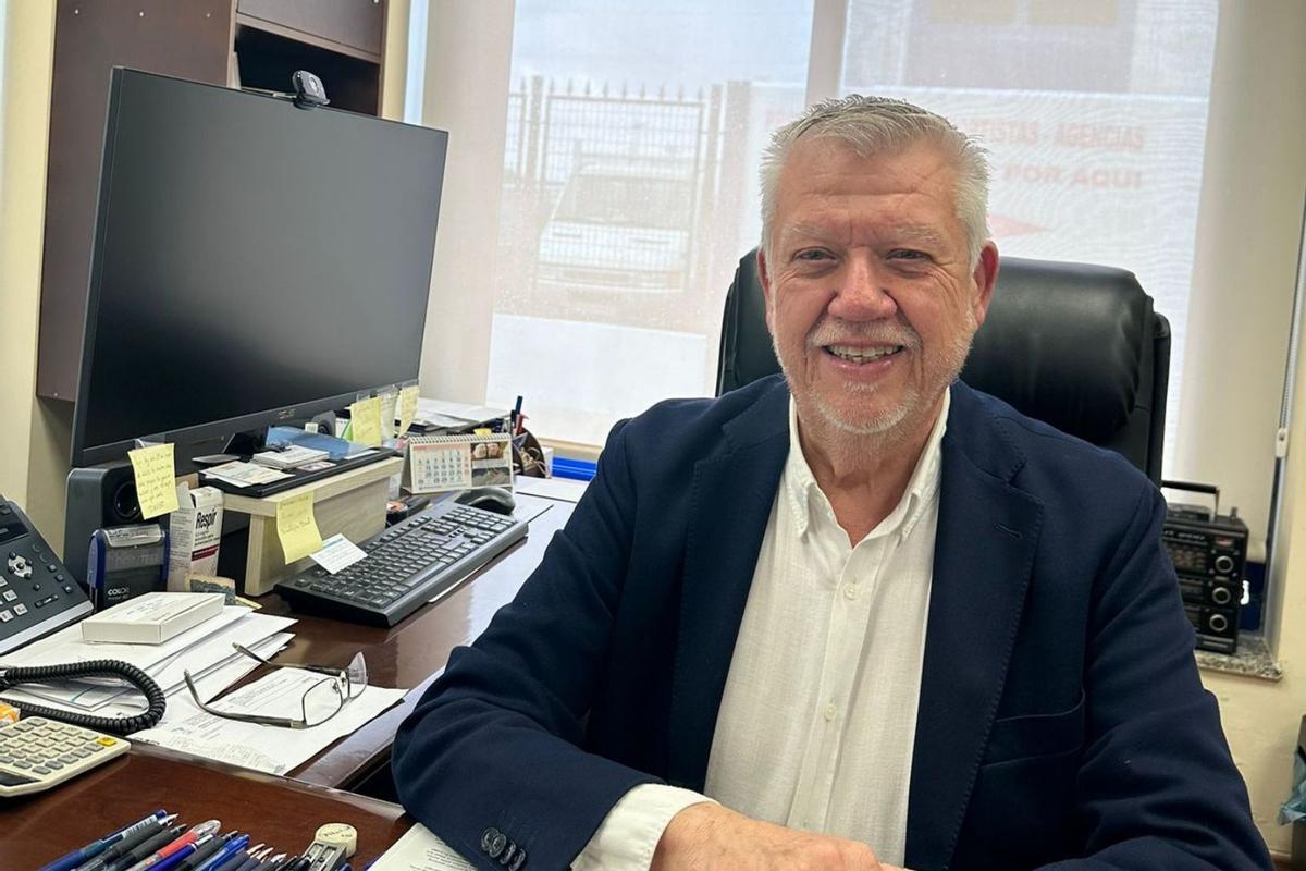 El gerente de J.P., José Pérez Alcaraz, trabajando en su despacho de Cartagena | L.O.