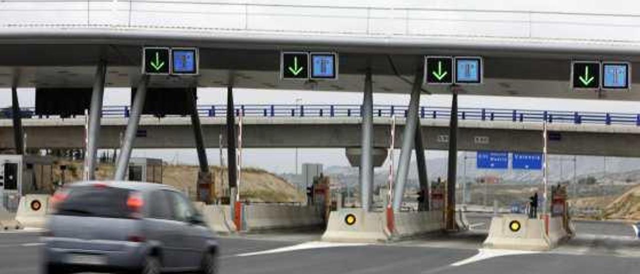 Uno de los accesos a la autopista de peaje que circunvala la ciudad de Alicante.