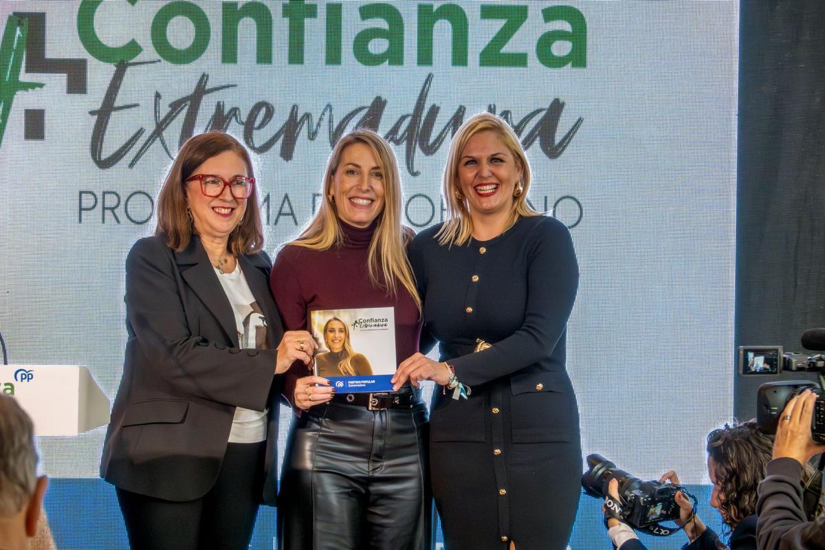 Mercedes Morán, María Guardiola y Elena Manzano tras presentar el programa electoral del PP a las elecciones regionales del 21 de diciembre.