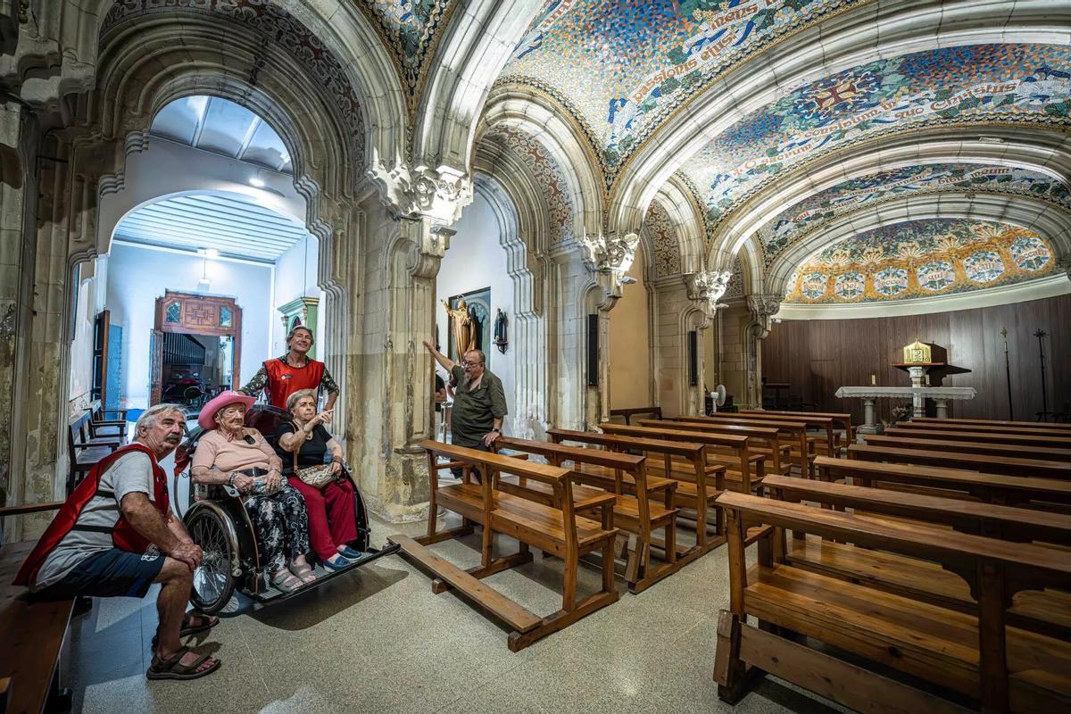La Berta, la Montse, en Jesús i en Dídac, a la capella de l’església de Sant Joan de Gràcia