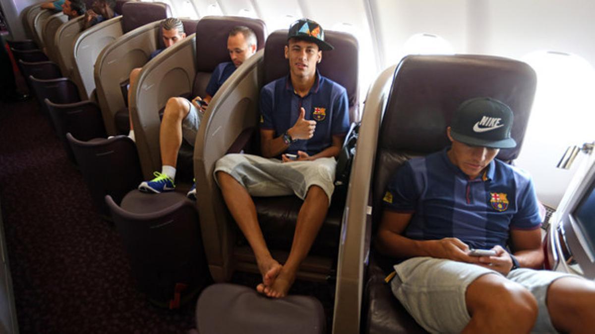Alexis, Neymar, Iniesta y Pinto, en el avión rumbo a Israel