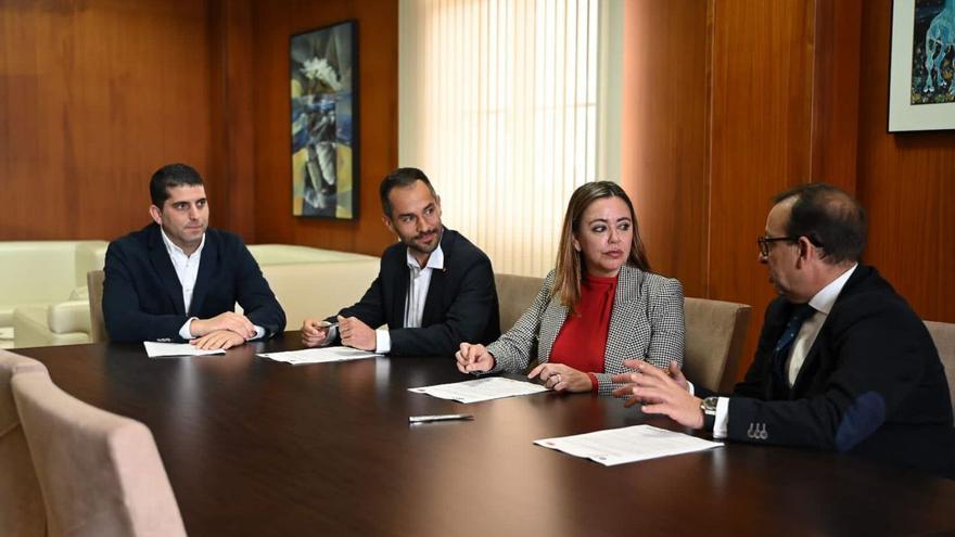 Reunión, ayer, de los representantes del Cabildo y de las entidades financieras. | | CABILDO DE LANZAROTE