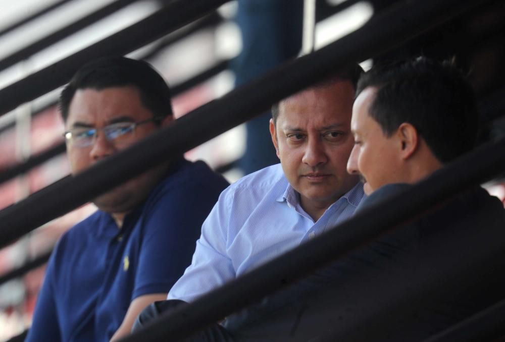 Anil Murthy, atento al entrenamiento del Valencia