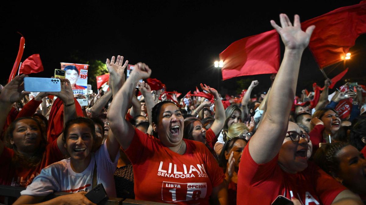 Simpatizantes del Partido Colorado en un mitin de final de campaña en Asunción (Paraguay).