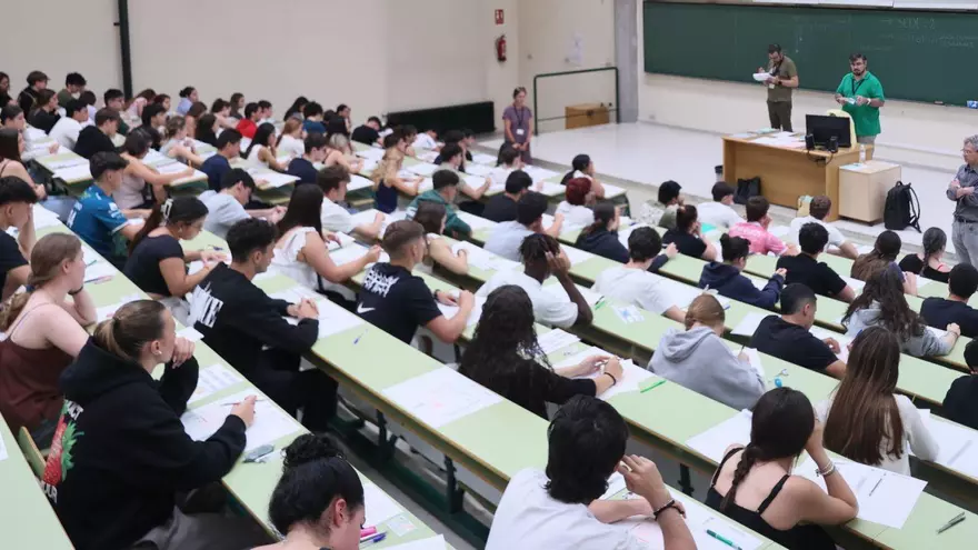 Textos sobre Delibes y la salud mental: así arrancó la PAU extraordinaria en Asturias para más de mil alumnos