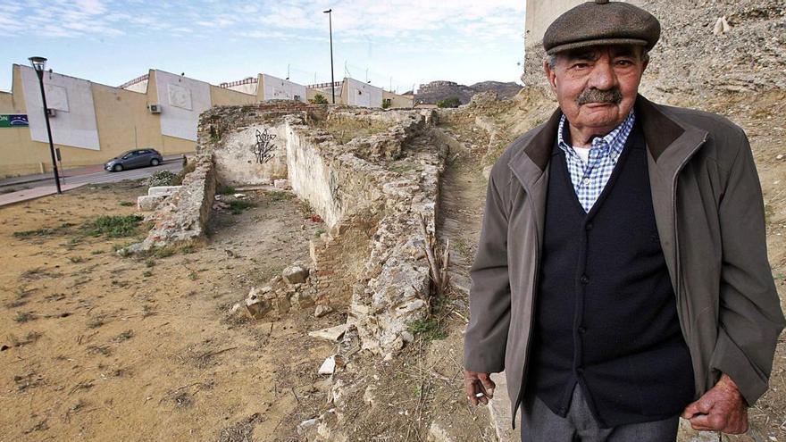 En la foto, tomada en 2014, Enrique Aguilar Rivas, en el parque sin nombre de Fuente Olletas, junto a los restos de dos molinos que funcionaban gracias al agua del acueducto de San Telmo.