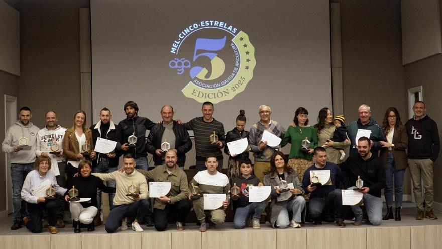 Foto final de familia de los premiados.