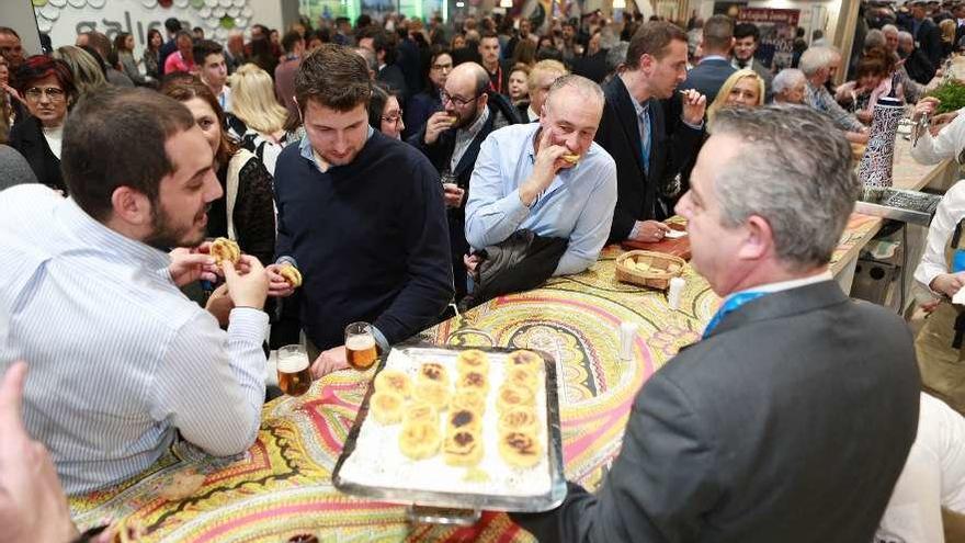 Degustación del &#039;bocadillo de cocido&#039; ofrecido ayer en la feria de turismo de Madrid.