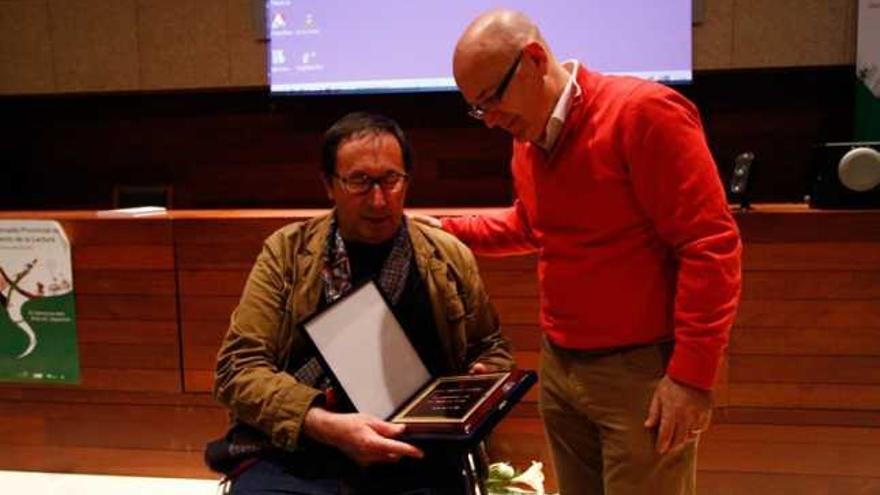 Ángel Fernández recibe la placa de manos del Julio Eguaras.