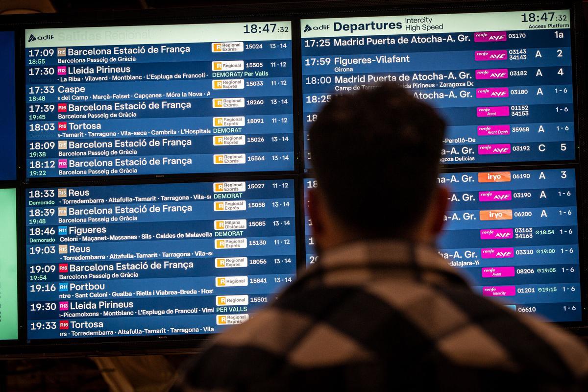 Ambiente esta tarde en la estación de  Sants de Barcelona. Trenes saturados y retrasos, tras el temporal