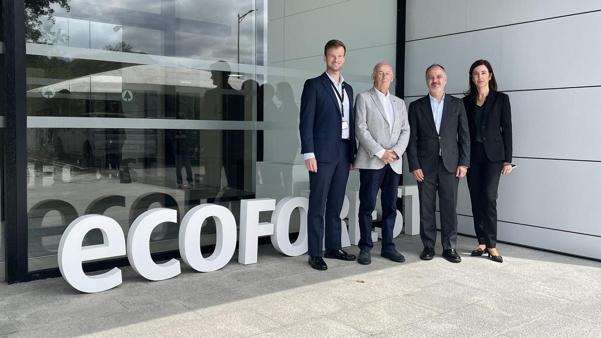 Regades, con la directora de Zona Franca y los propietarios de Ecoforest.