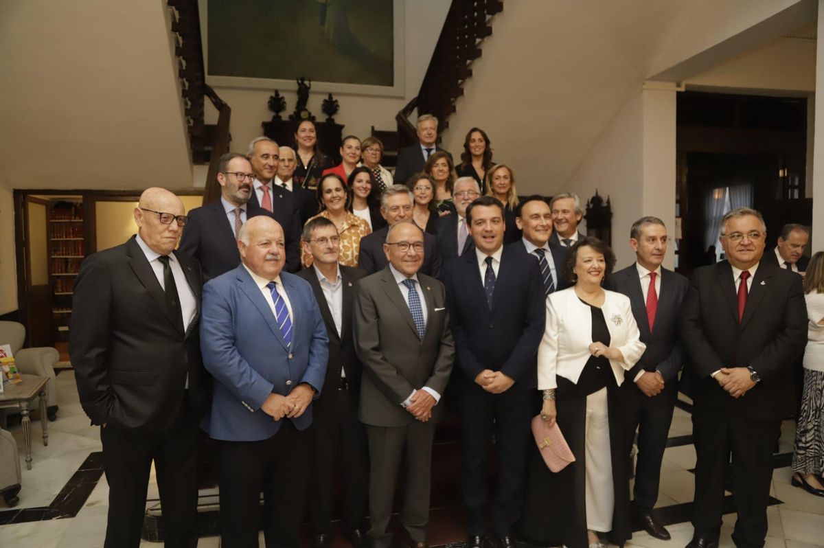 Foto de familia de las autoridades que han acudido esta noche a la cena solidaria.