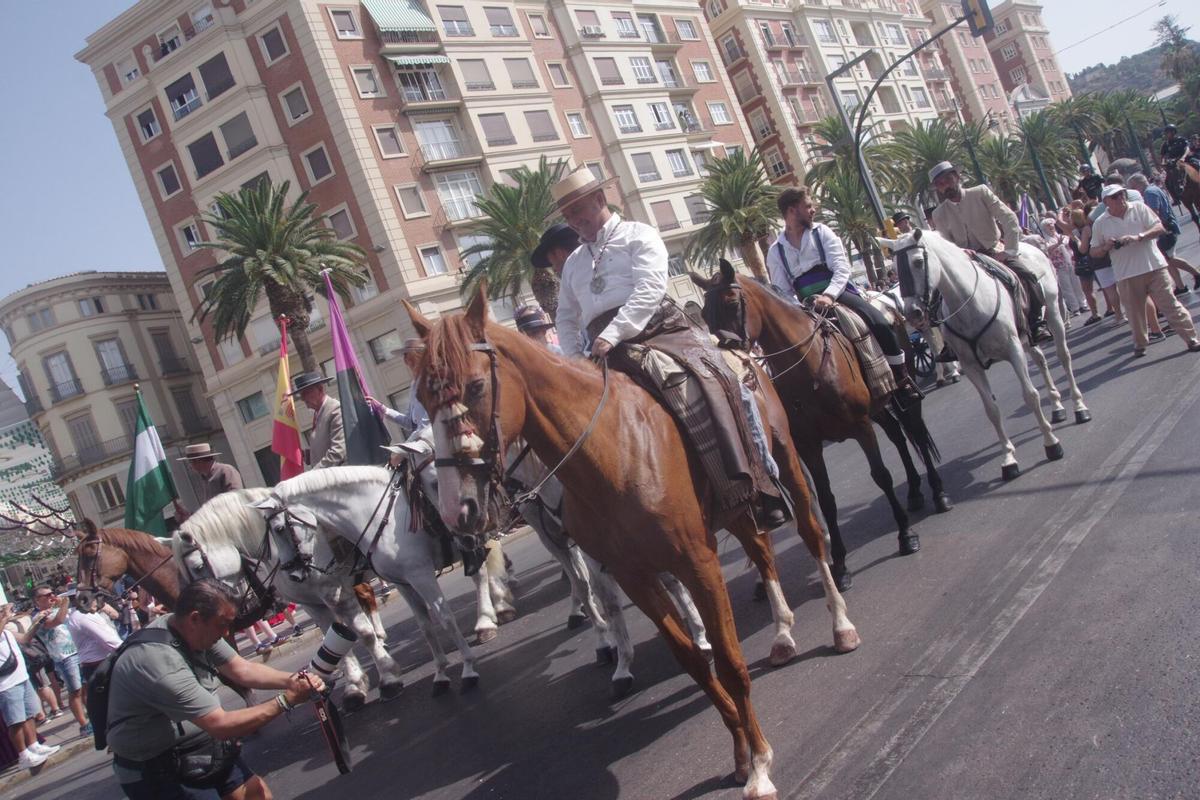 Málaga peregrina ante la Victoria para comenzar su Feria