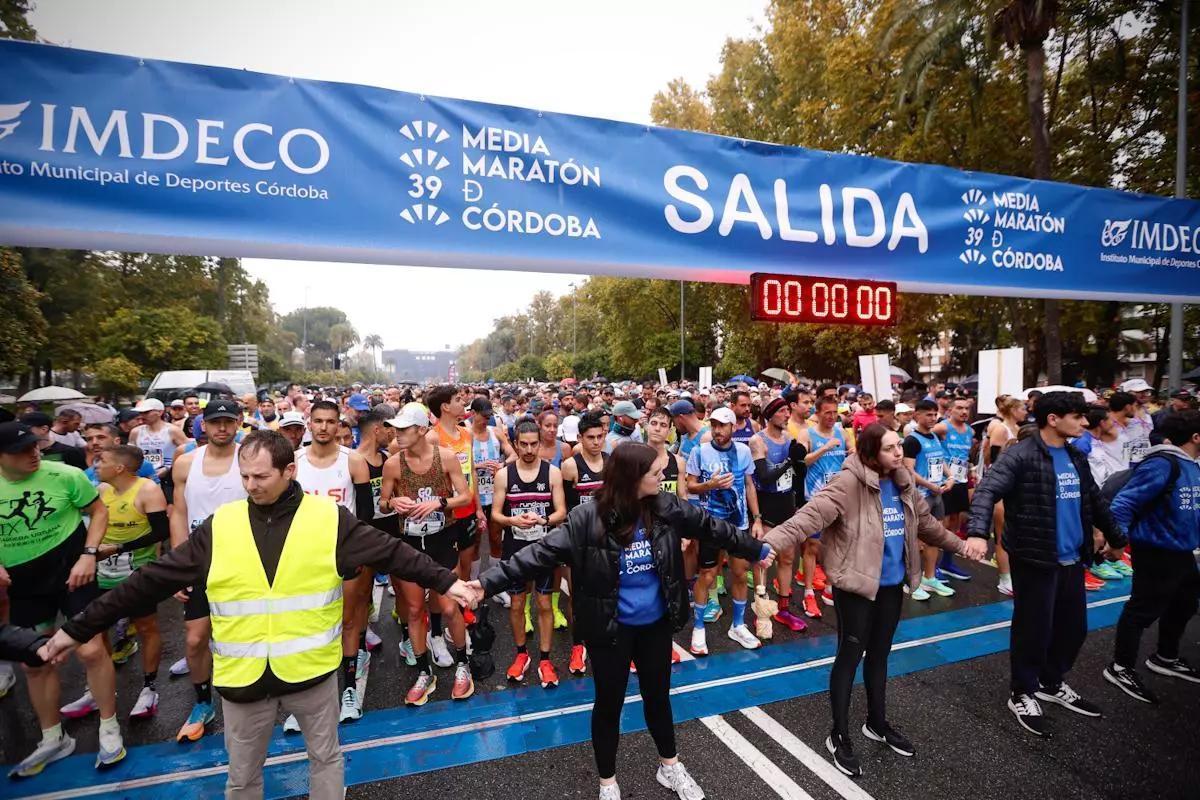 Más de 6.000 corredores se dieron cita en la edición de la Media Maratón de Córdoba de 2025.