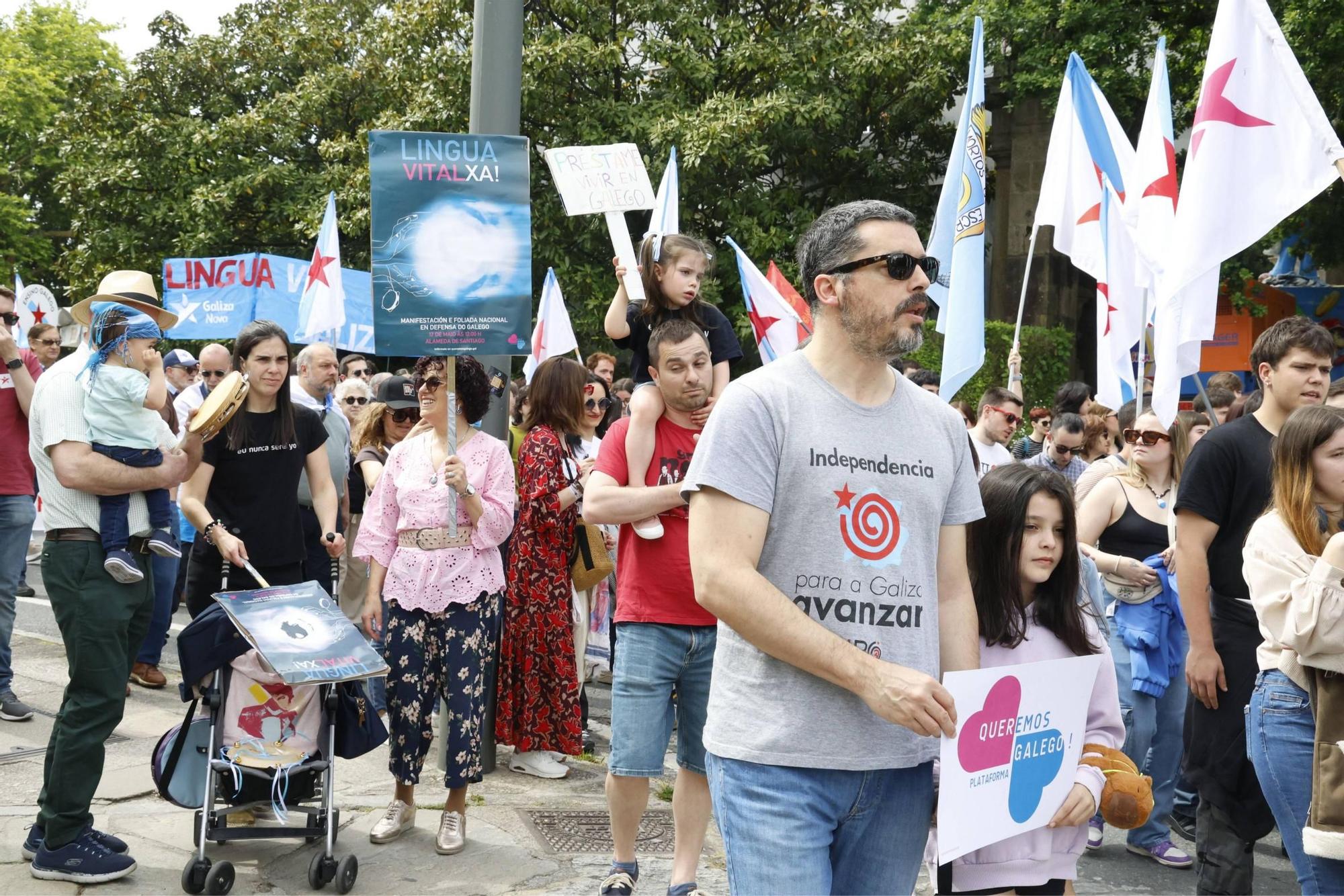 Miles de persoas toman as rúas de Santiago en defensa do galego