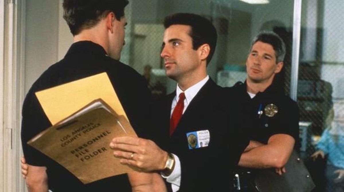 Richard Gere observa la conversa entre Andy Garcia i William Baldwin (d’esquena), en una escena d’’Asuntos sucios’. Richard Gere observa la conversa entre Andy Garcia i William Baldwin (d’esquena), en una escena d’’Asuntos sucios’.